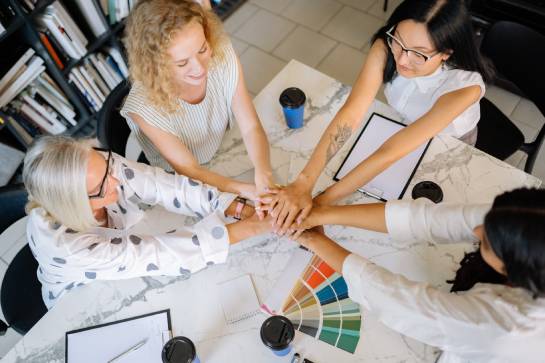 club-de-madres-mujeres-uniendo-sus-manos